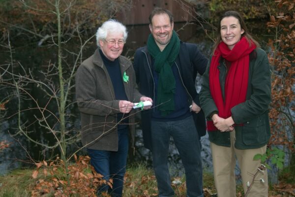 Maarten De Vuyst en Janneke Holman met Foeke Zeilstra, voorzitter van de Haagse Vogelbescherming