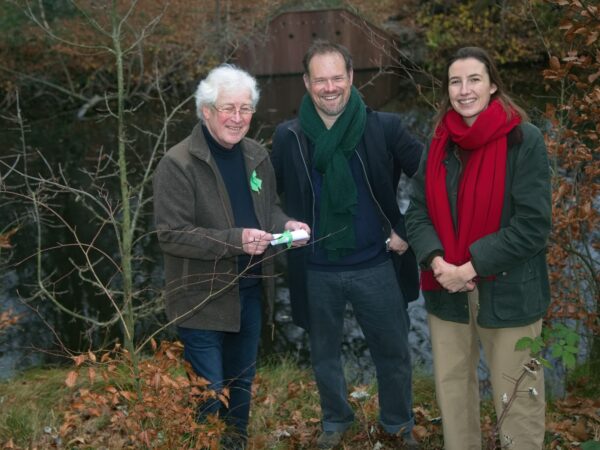 Maarten De Vuyst en Janneke Holman met Foeke Zeilstra, voorzitter van de Haagse Vogelbescherming