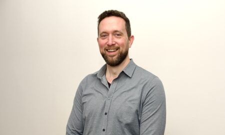 Op de foto staat Coen Arntz. Coen is bouwkundige en werkzaam bij de gemeente Arnhem, en is daar onder andere projectleider Toegankelijke Gemeente.