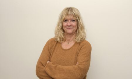 Op de foto staat Sylvia van Londen - Schreuder, zij is op het moment raadslid en kandidaat voor PvdA GroenLinks Oude IJsselstreek.
