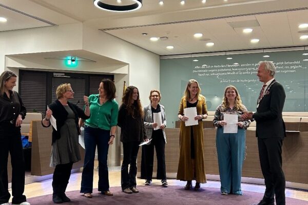 Overhandiging Manifest She Moves Harderwijk