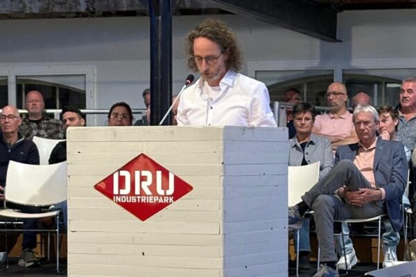 Op de afbeelding staat Auke Sietsma. Raadsvergadering van 9-4-2026: het debat over o.a. de verkiezingsuitslag en de maidenspeech van Auke Sietsma.
