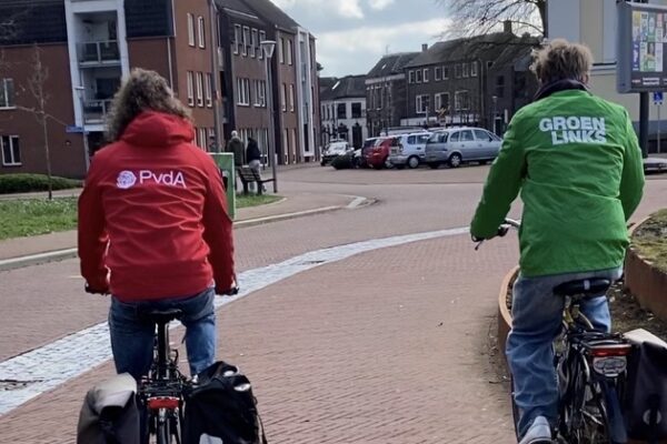 Op de foto zie je twee mensen met een fiets die samen de route bepalen. Deze afbeelding hoort bij de aankondiging voor de 𝗙𝗶𝗲𝘁𝘀𝘁𝗼𝗰𝗵𝘁 𝟮𝟯 𝗺𝗲𝗶 𝗩𝗮𝗿𝘀𝘀𝗲𝘃𝗲𝗹𝗱 – 𝗣𝘃𝗱𝗔/𝗚𝗿𝗼𝗲𝗻𝗟𝗶𝗻𝗸𝘀 𝗢𝘂𝗱𝗲 𝗜𝗝𝘀𝘀𝗲𝗹𝘀𝘁𝗿𝗲𝗲𝗸